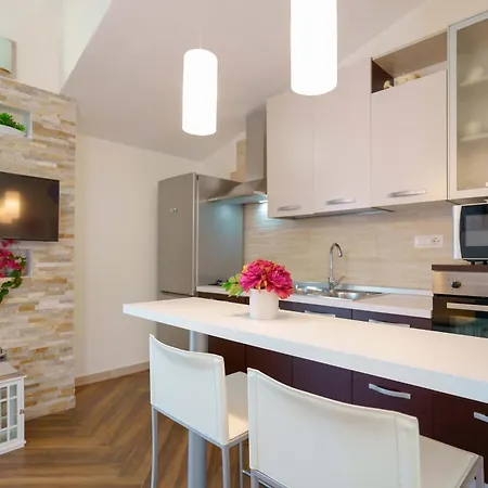 Exclusive Use Swimming Pool Available From 1may To 30 October كالياري